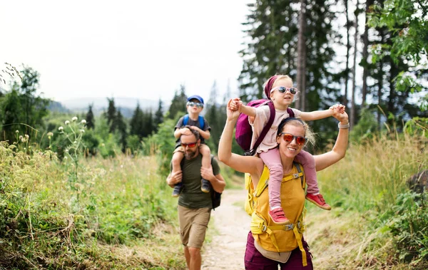 Family with small children hiking outdoors in summer nature. — Stock Photo, Image