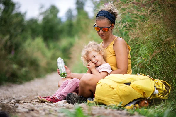 Madre con la piccola figlia bambino escursioni all'aria aperta nella natura estiva, riposo. — Foto Stock