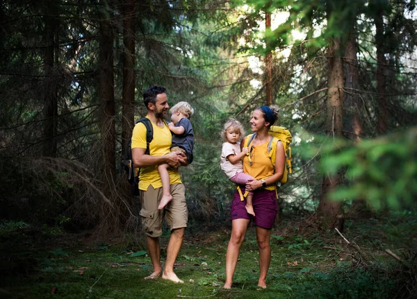 Familia con niños pequeños caminando descalzos al aire libre en verano naturaleza. — Foto de Stock