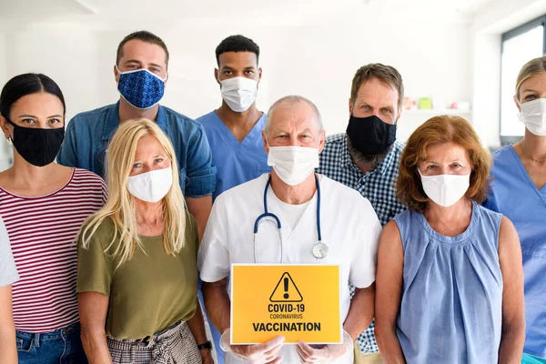 Portret van arts en mensen met gezichtsmaskers, coronavirus, covid-19 en vaccinatieconcept. — Stockfoto