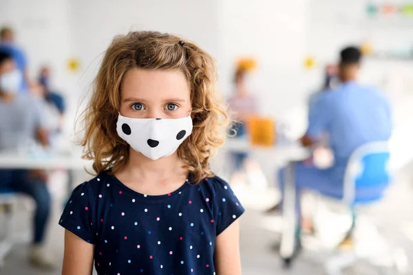 Retrato de niño con mascarilla facial, coronavirus, covid-19 y concepto de vacunación. — Foto de Stock