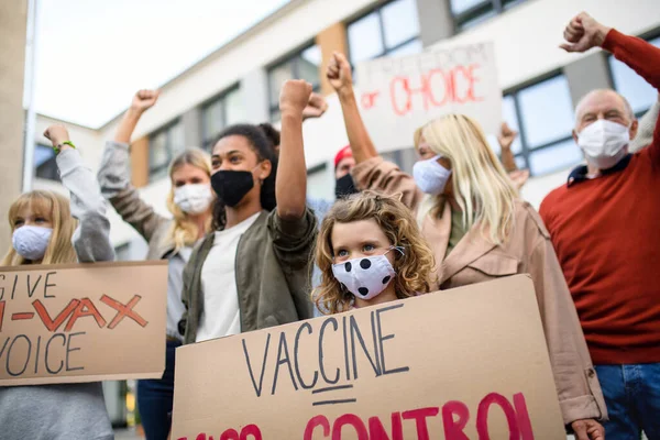 Persone con cartelli e manifesti sulla manifestazione pubblica, nessun concetto di vaccino covid. — Foto Stock