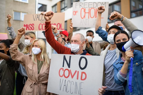 Люди с плакатами и плакатами на публичной демонстрации, без концепции ковидовой вакцины. — стоковое фото