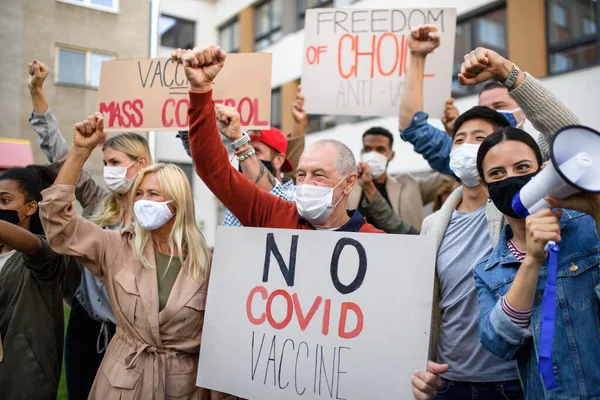 Mensen met plakkaatjes en posters op openbare demonstratie, geen gepassioneerd vaccinconcept. — Stockfoto