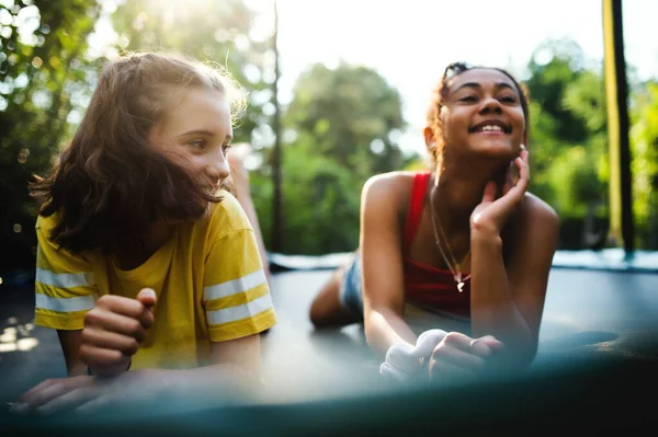 Pandangan depan gadis-gadis remaja teman-teman di luar ruangan di taman, tertawa. — Stok Foto