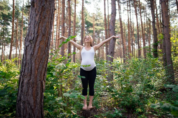 Πορτρέτο της χαρούμενης ξυπόλητης εγκύου σε εξωτερικούς χώρους στη φύση, κάνοντας άσκηση. — Φωτογραφία Αρχείου