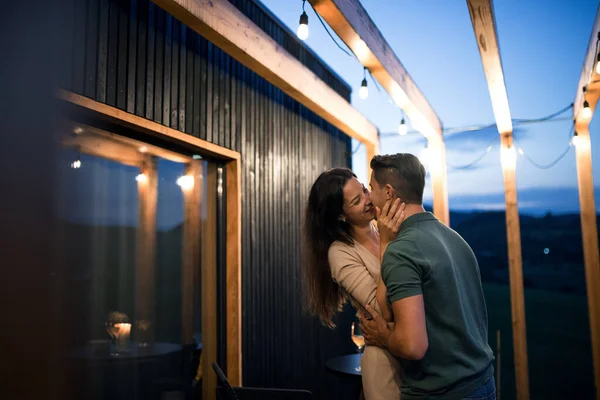Mladý pár tančí venku za soumraku, víkend v kontejnerovém domě na venkově. — Stock fotografie