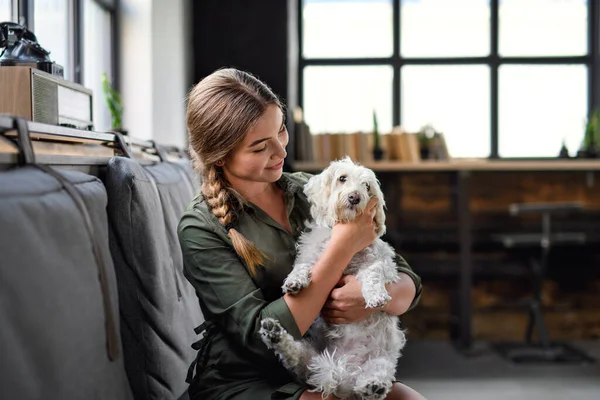 Retrato de mujer de negocios joven con perro en el interior en la oficina. —  Fotos de Stock
