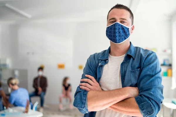 Portrait of old man with face mask waiting, coronavirus, covid-19 and vaccination concept. — Stock Photo, Image