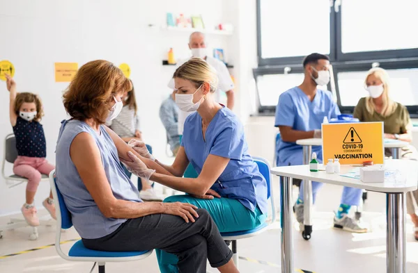 Donna con maschera facciale vaccinata, coronavirus, covid-19 e concetto di vaccinazione. — Foto Stock