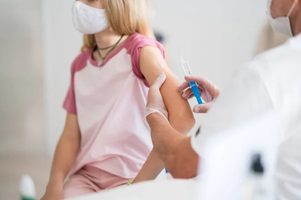 Middel av barn med ansiktsmask som vaccineras, coronavirus, covid-19 och vaccinationskoncept. — Stockfoto