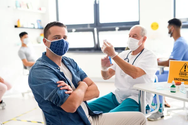 Yüz maskeli bir adam aşı oluyor, koronavirüs, covid-19 ve aşı konsepti.. — Stok fotoğraf