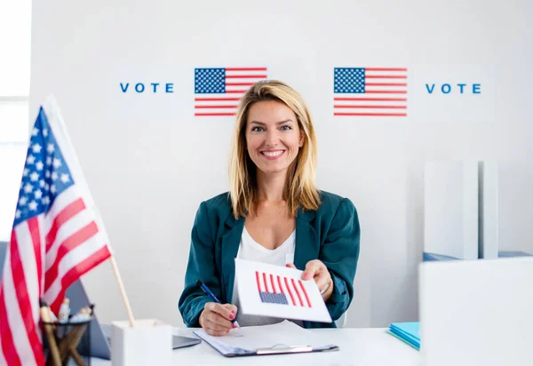 Membro da Comissão Eleitoral em local de votação, eleições nos EUA. — Fotografia de Stock