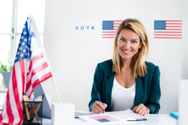 Miembro de la comisión electoral en las urnas, EE.UU. elecciones. — Foto de Stock