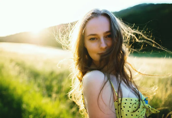 Портрет девочки-подростка на природе на закате. — стоковое фото