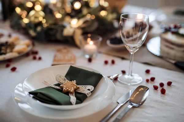 Un primo piano del piatto apparecchiato per la cena a Natale. — Foto Stock