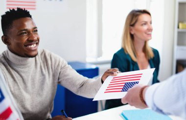 Sandıkta, ABD seçimlerinde ve Coronavirüs 'te oy kullanan insanlar.