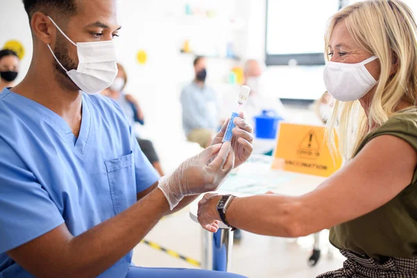 Žena s obličejovou maskou očkovaná, koronavirus, covid-19 a vakcinační koncepce. — Stock fotografie