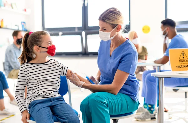 Niño con máscara facial vacunado, coronavirus, covid-19 y concepto de vacunación. — Foto de Stock