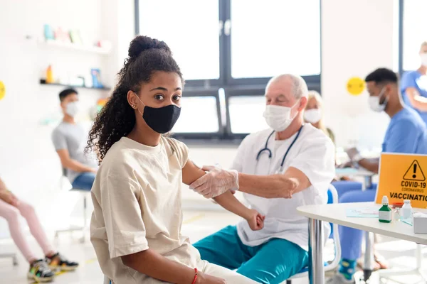 얼굴 마스크를 착용 한 아이들은 예방 접종, 코로나 바이러스, 공백기 -19, 백신 접종 컨셉트. — 스톡 사진