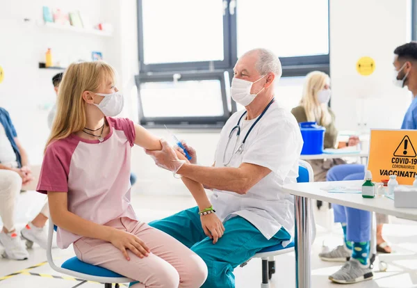 Niño con máscara facial vacunado, coronavirus, covid-19 y concepto de vacunación. — Foto de Stock