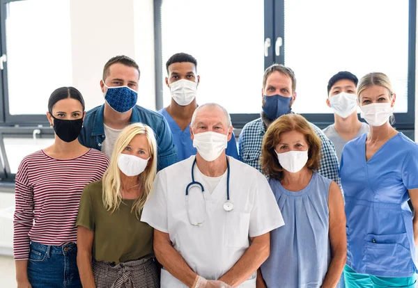 Portret van arts en mensen met gezichtsmaskers, coronavirus, covid-19 en vaccinatieconcept. — Stockfoto