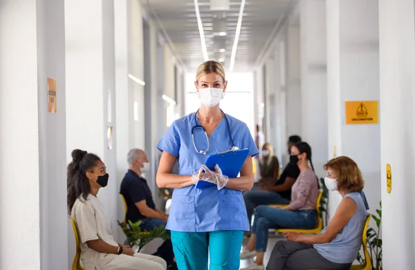 Portret van verpleegkundige en patiënten met gezichtsmaskers, coronavirus, covid-19 en vaccinatieconcept. — Stockfoto