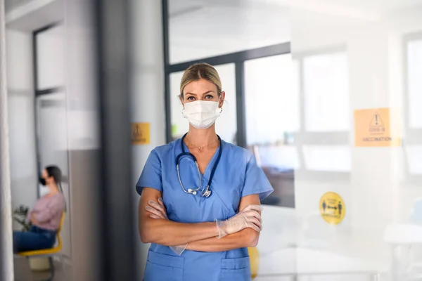 Portret van verpleegkundige met gezichtsmasker, coronavirus, covid-19 en vaccinatieconcept. — Stockfoto