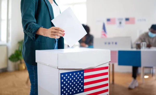 Mujer irreconocible poniendo su voto en las urnas, EE.UU. y elecciones coronavirus. — Foto de Stock