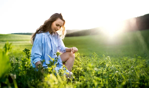 Porträtt av ung tonåring flicka utomhus i naturen på ängen. — Stockfoto