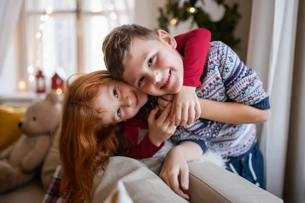 Noel 'de evde küçük bir kız ve çocuk kameraya bakıyor.. — Stok fotoğraf