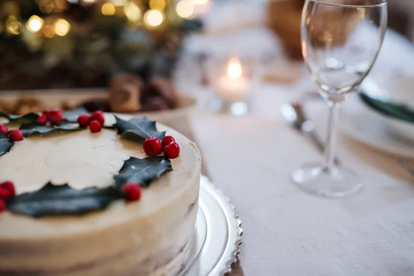 Een close-up van taart op tafel gedekt voor diner met kerst. — Stockfoto