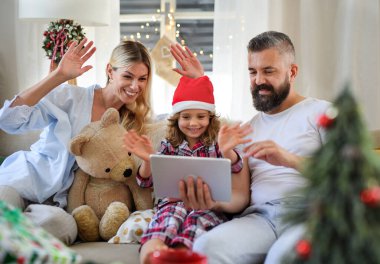 Noel 'de evde küçük kızı olan bir aile, video görüşmesi yapıyorlar..