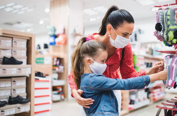 母親と娘とともにフェイスマスクショッピングで店, coronavirusコンセプト. — ストック写真