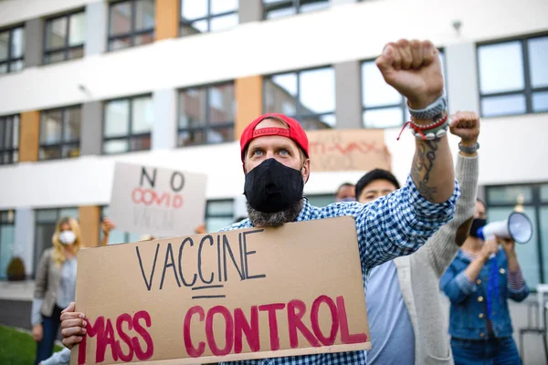 Pessoas com cartazes e cartazes em manifestação pública, sem conceito de vacina vívida. — Fotografia de Stock