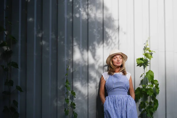 Портрет зрілої жінки, що стоїть на відкритому повітрі в саду, розслабляється. Копіювати простір . — стокове фото