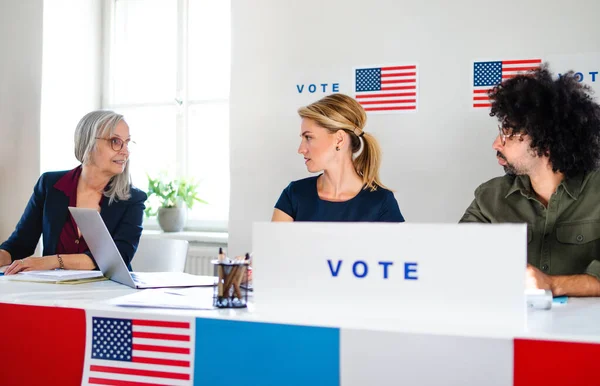 Membros da Comissão Eleitoral conversando em local de votação, eleições dos EUA. — Fotografia de Stock