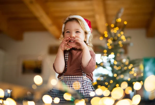 Portret dziewczynki w domu na Boże Narodzenie, śmiech. — Zdjęcie stockowe