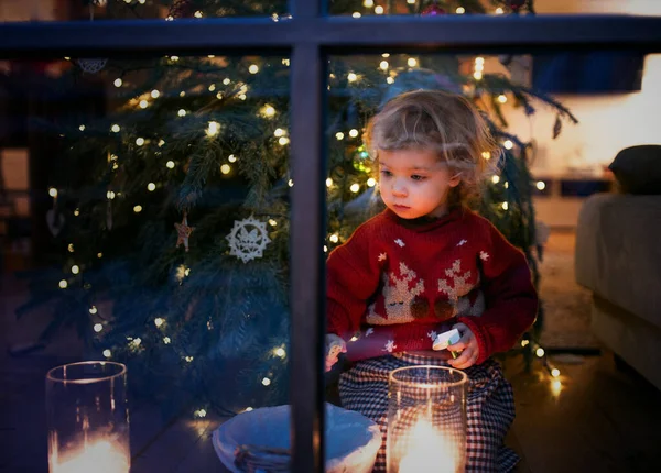 Portret dziewczynki w domu na Boże Narodzenie, bawiącej się. — Zdjęcie stockowe
