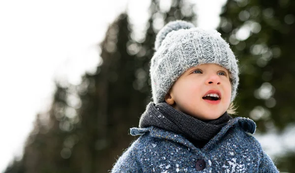 Front view of small child standing in snow, holiday in winter nature. — Stock Photo, Image