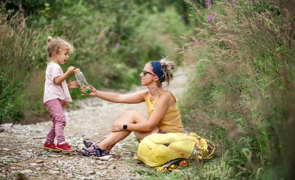 Мать с малышом дочь пешие прогулки на открытом воздухе летом природа, отдых. — стоковое фото