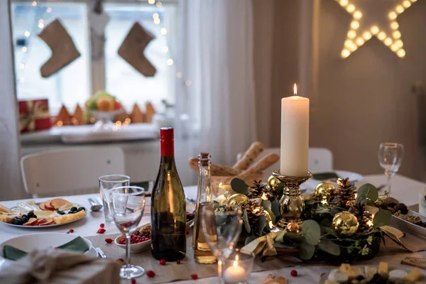 Een tafel gedekt voor het diner met Kerstmis. — Stockfoto