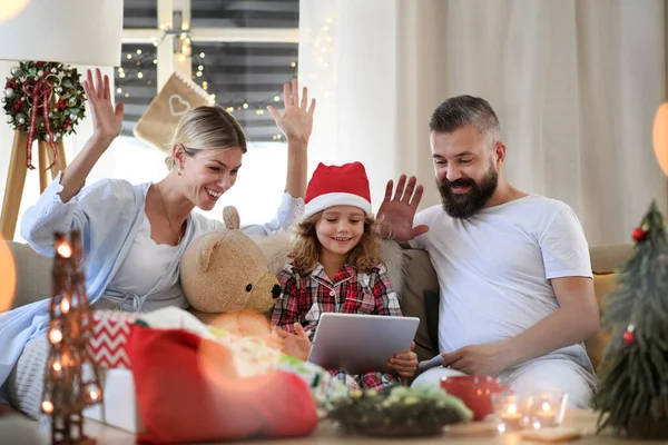 Familie mit kleiner Tochter zu Weihnachten zu Hause, Videotelefonie. — Stockfoto