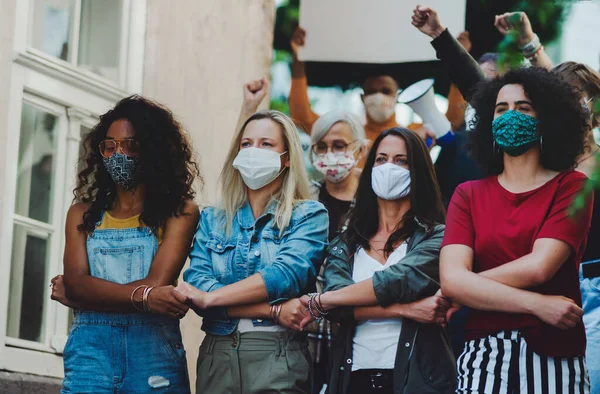Grupo de pessoas ativistas protestando nas ruas, mulheres marcham, demonstração e conceito de coronavírus. — Fotografia de Stock
