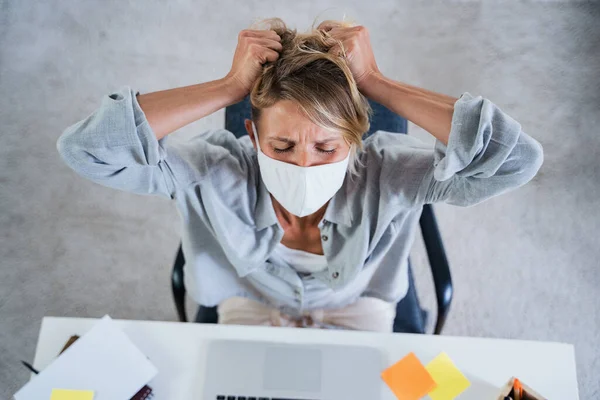 Vue d'ensemble de la femme à l'intérieur du bureau se sentant stressée, concept de santé mentale et de coronavirus. — Photo