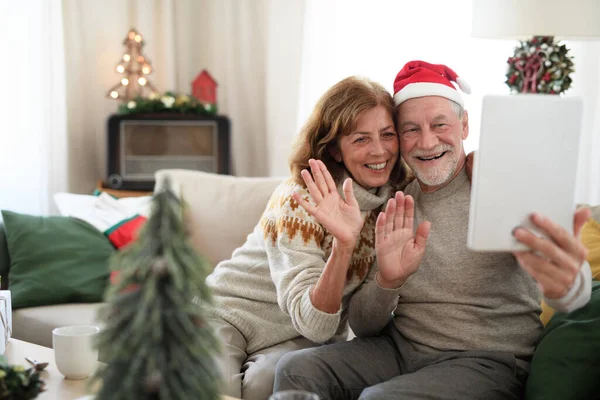 Vista frontal do casal sênior em casa no Natal, tirando selfie. — Fotografia de Stock