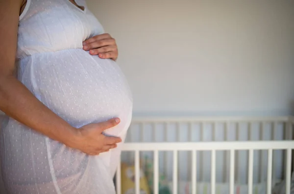 Mulher grávida irreconhecível em casa, a tocar-lhe na barriga. Espaço de cópia. — Fotografia de Stock