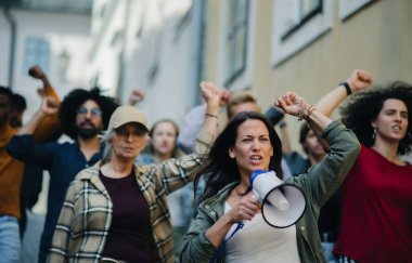 Sokaklarda, grevde ve gösteri konseptinde protesto yapan bir grup eylemci.
