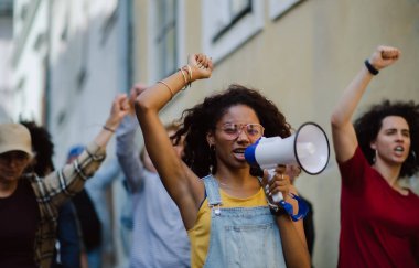 Sokaklarda, grevde ve gösteri konseptinde protesto yapan bir grup eylemci.