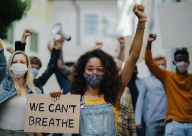 Sokaklarda protesto yapan bir grup aktivist, BLM gösterileri ve koronavirüs konsepti.